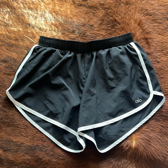 Alo Yoga Ivy League Dolphin Short - Picture 1 of 5